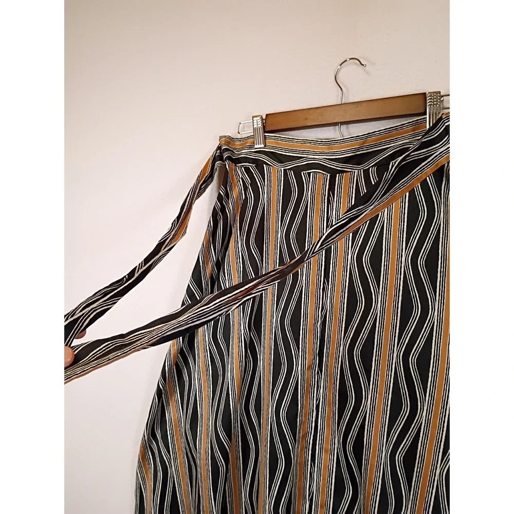 Mod Geometric Ann Taylor Factory Women 6 Black Wavy Stripe A-Line Midi Skirt